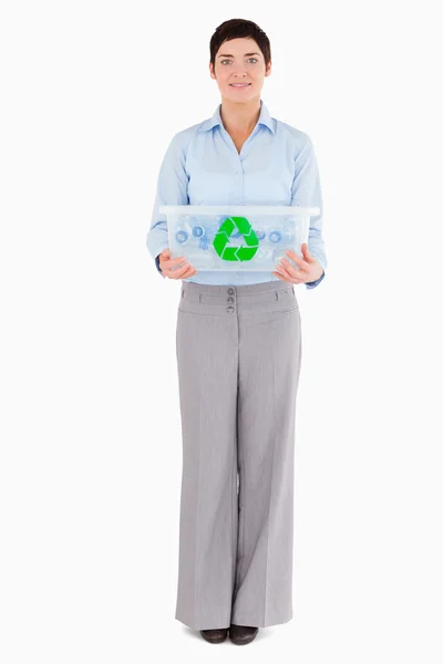 Geschäftsfrau zeigt eine Recyclingbox — Stockfoto
