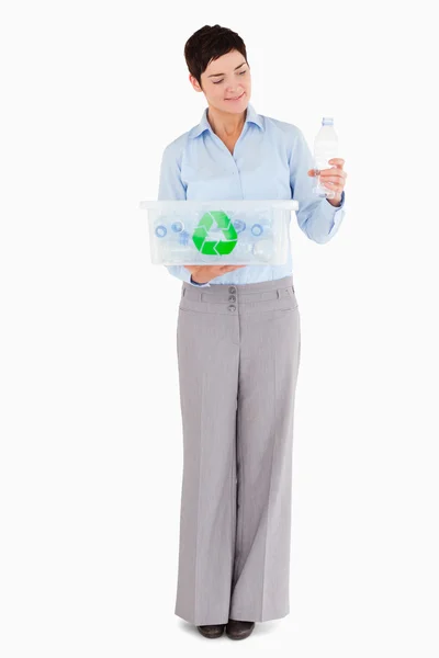 Женщина с пластиковой бутылкой и коробкой для переработки — стоковое фото