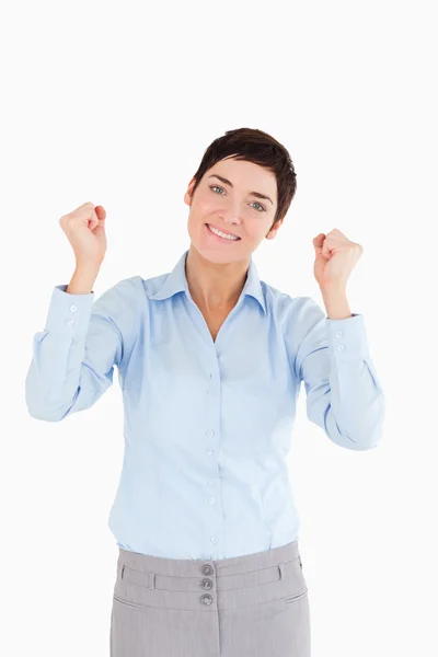 Lächelnde Geschäftsfrau mit erhobenen Fäusten — Stockfoto