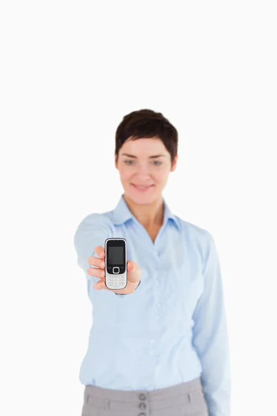 Porträtt av en affärskvinna som visar en mobiltelefon — Stockfoto
