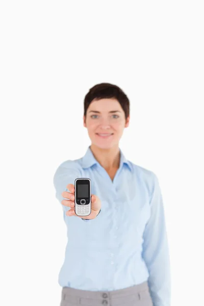 Egy üzletasszony, egy mozgatható telefon bemutatás portréja — Stock Fotó
