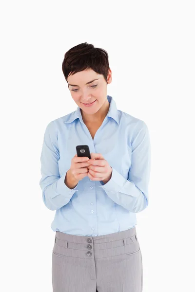 Портрет деловой женщины, отправляющей текстовые сообщения — стоковое фото