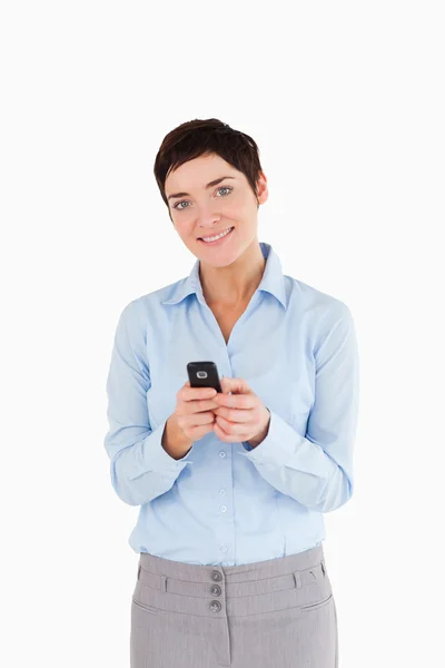 Retrato de uma mulher enviando mensagens de texto — Fotografia de Stock