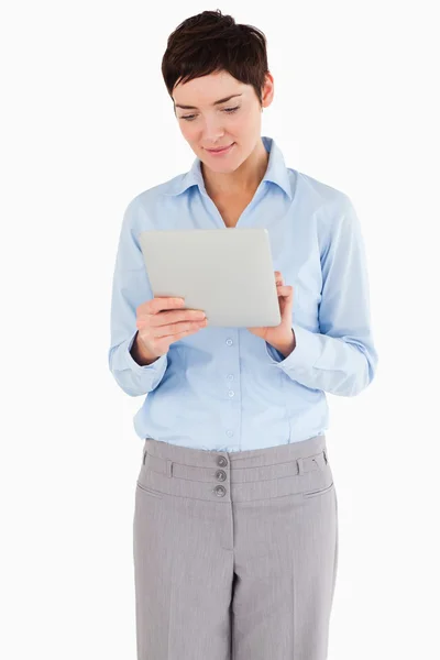 Retrato de una mujer de negocios mirando un documento — Foto de Stock