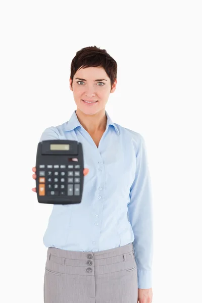 Γυναίκα που δείχνει μια αριθμομηχανή — Φωτογραφία Αρχείου