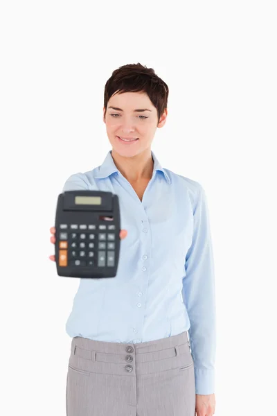 Donna d'affari che mostra una calcolatrice — Foto Stock
