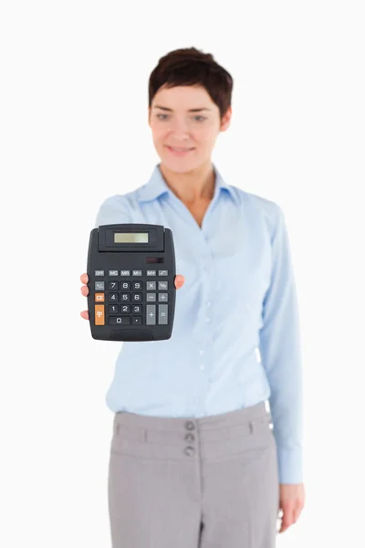 Employé de bureau montrant une calculatrice — Photo