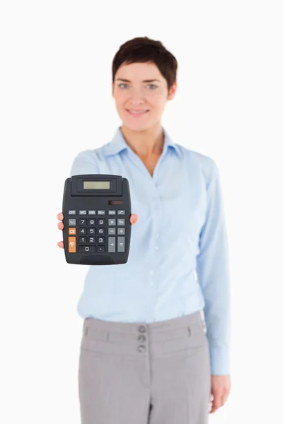 Travailleuse de bureau montrant une calculatrice — Photo