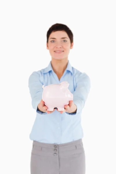 Glimlachende zakenvrouw houden een piggy bank — Stockfoto