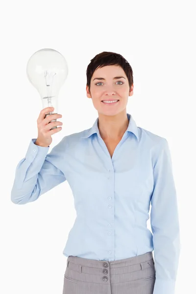 Женщина держит лампочку — стоковое фото