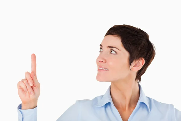 Närbild på en affärskvinna som pekar på kopia utrymme — Stockfoto