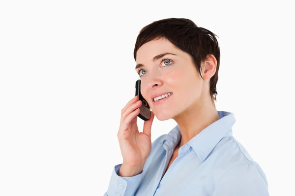 Крупный план серьезной женщины, делающей телефонный звонок — стоковое фото