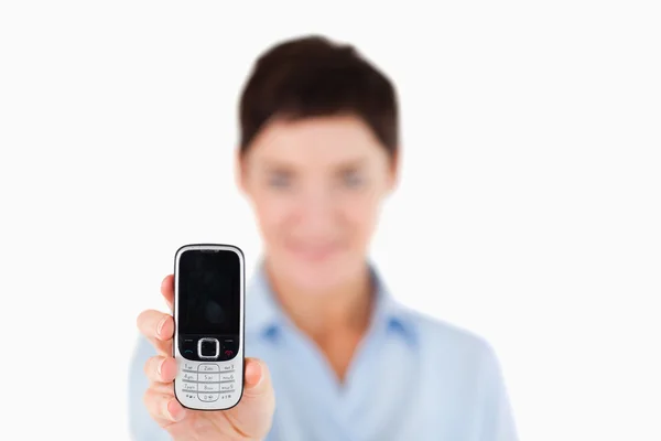 Крупный план женщины, показывающей мобильный телефон — стоковое фото