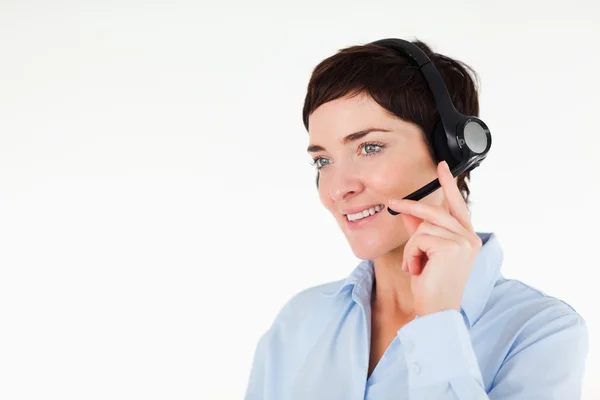 Close up van een kantoor werknemer met behulp van een hoofdtelefoon — Stockfoto