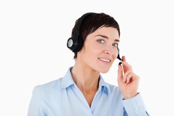 Zblízka ženské zaměstnance pomocí sluchátek s mikrofonem — Stock fotografie