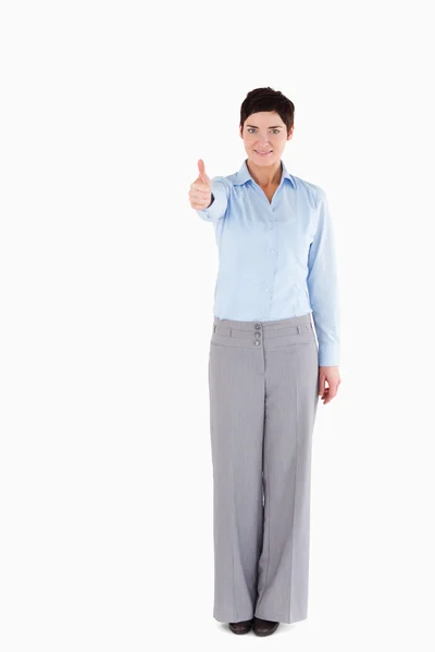 Менеджер стоит с поднятым большим пальцем — стоковое фото