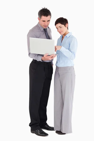 Trabalhadores de escritório usando um laptop — Fotografia de Stock