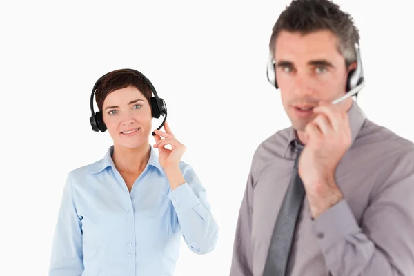 Kancelářské pracovníky pomocí sluchátek s mikrofonem — Stock fotografie