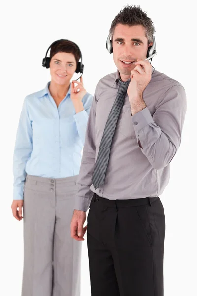 Retrato de trabalhadores de escritório usando fones de ouvido — Fotografia de Stock