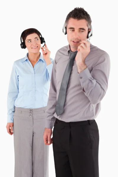 Retrato de colegas de trabalho falando através de fones de ouvido — Fotografia de Stock