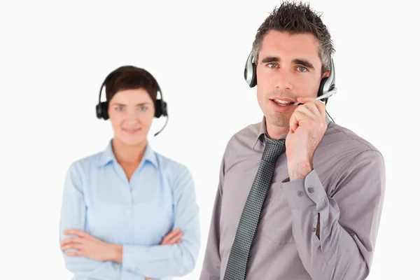 Geïsoleerde kantoorpersoneel met behulp van headsets — Stockfoto