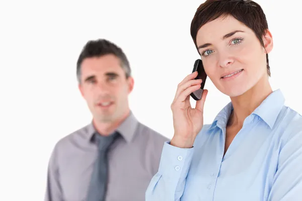 Kvinna ringa medan hennes kollega poserar — Φωτογραφία Αρχείου