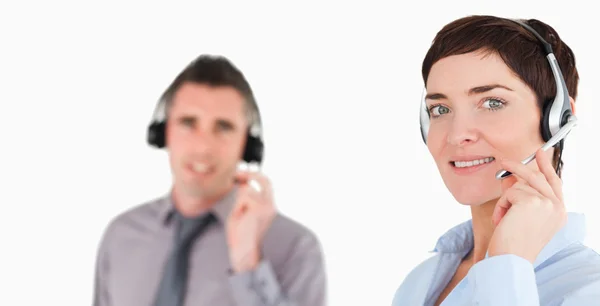 Close up de trabalhadores de escritório usando fones de ouvido — Fotografia de Stock
