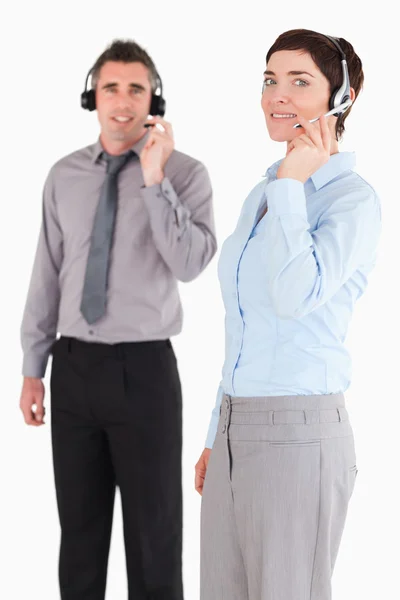 Portret van managers spreken via hoofdtelefoons — Stockfoto