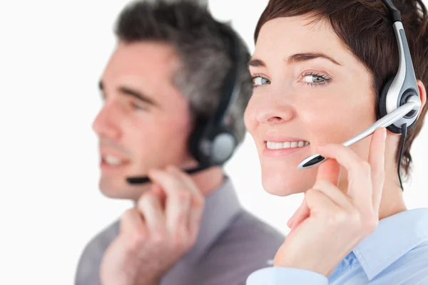 Close up van werknemers spreken via hoofdtelefoons — Stockfoto