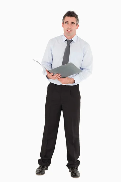 Businessman holding a binder — Stockfoto