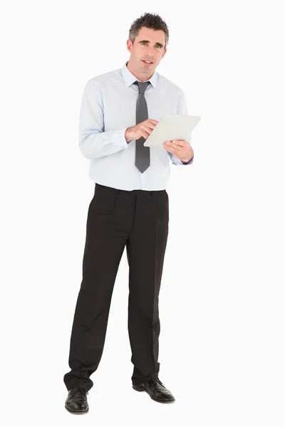 Biznesmen trzymający tablet — Zdjęcie stockowe