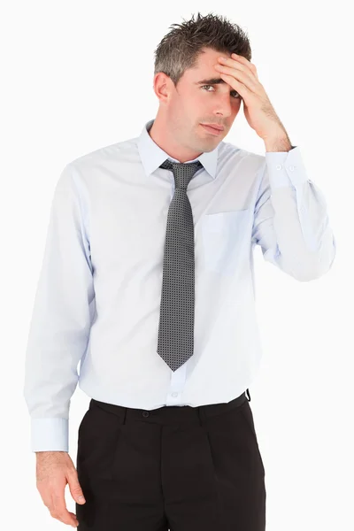 Porträt eines traurigen Geschäftsführers mit der Hand auf der Stirn — Stockfoto