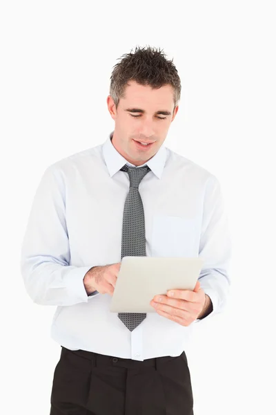 Portret van een zakenman met behulp van een tablet pc — Stockfoto