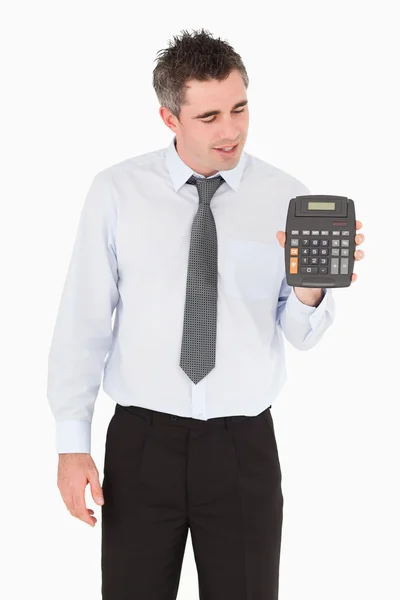 Contabilista olhando para uma calculadora — Fotografia de Stock