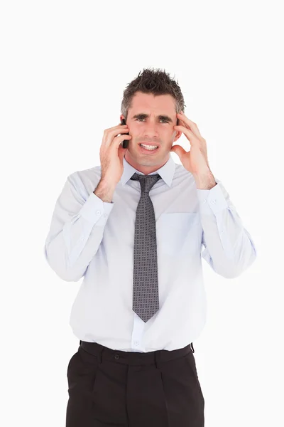 Porträtt av en upprörd man att göra ett telefonsamtal — Stockfoto