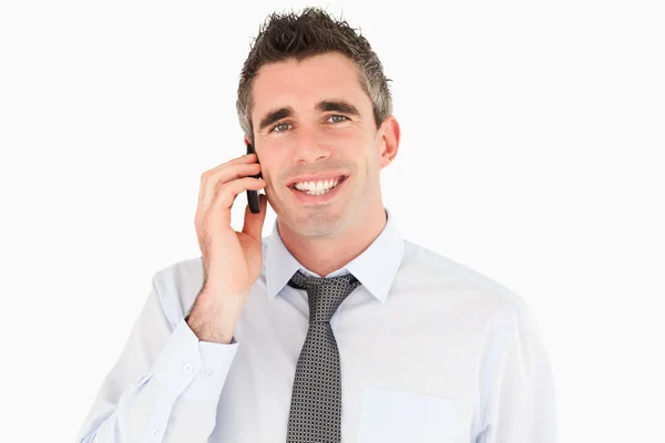 Uomo sorridente che fa una telefonata — Foto Stock