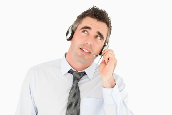Knappe exploitant spreken via een hoofdtelefoon — Stockfoto