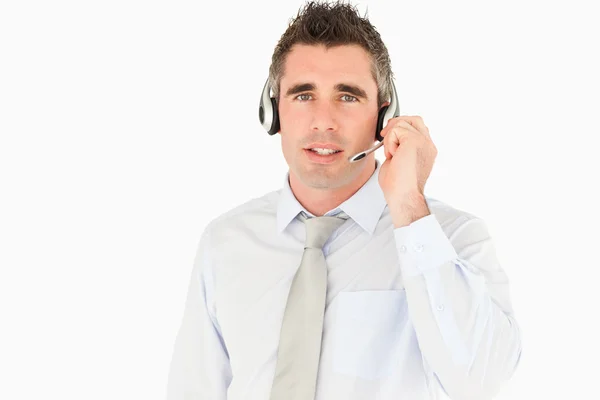Secretário do sexo masculino falando através de um fone de ouvido — Fotografia de Stock