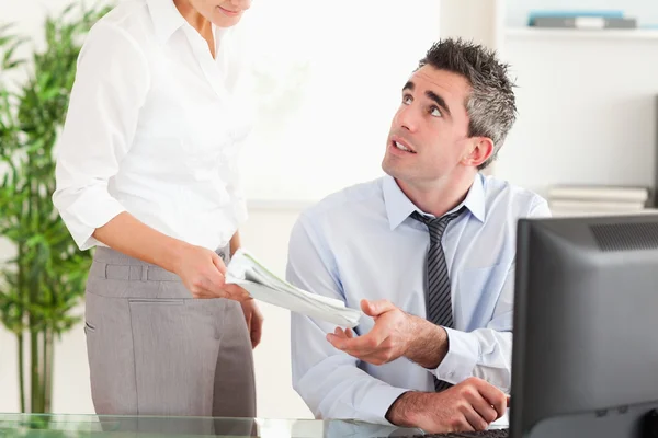 Business manager tar emot ett dokument från hans sekreterare — Stockfoto