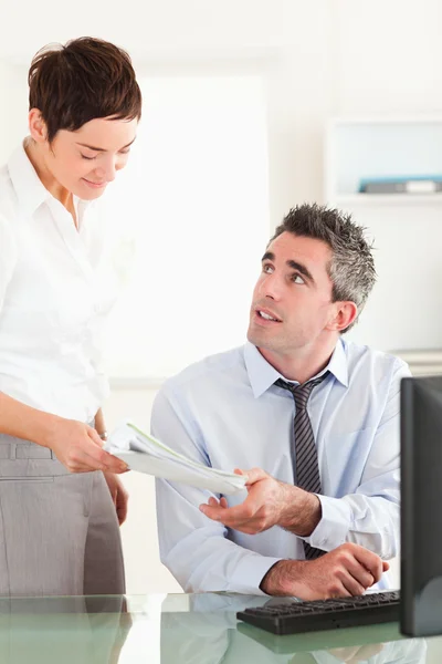 Portrait of secretary giving a document to her manager — Stock Photo, Image
