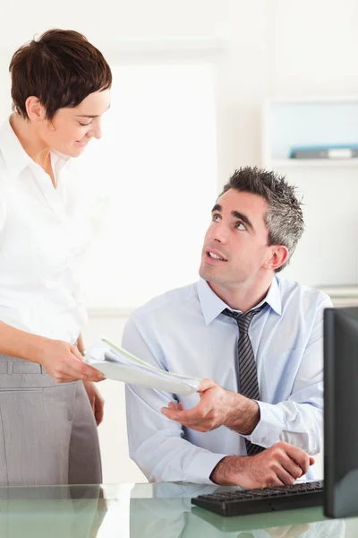 Portrait of a manager receiving a document from his secretary — Stock Photo, Image