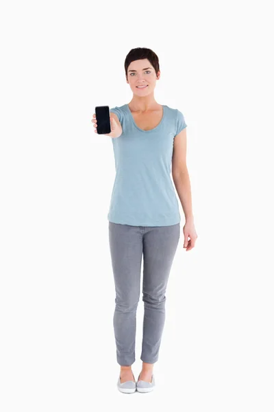 Kvinnan visar en smartphone — Stockfoto