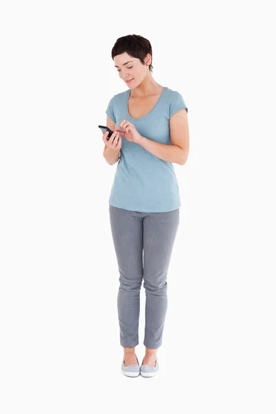 Kvinna med hjälp av en smartphone — Stockfoto