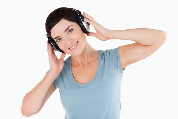 Primer plano de una mujer escuchando música — Foto de Stock
