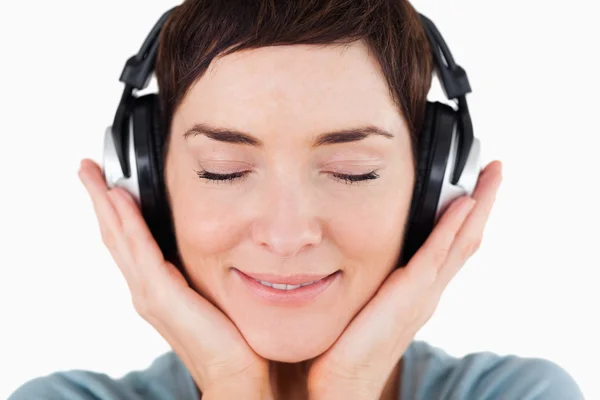 Nahaufnahme einer entzückten Frau beim Musikhören — Stockfoto