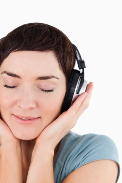 Retrato de uma mulher encantada desfrutando de alguma música — Fotografia de Stock