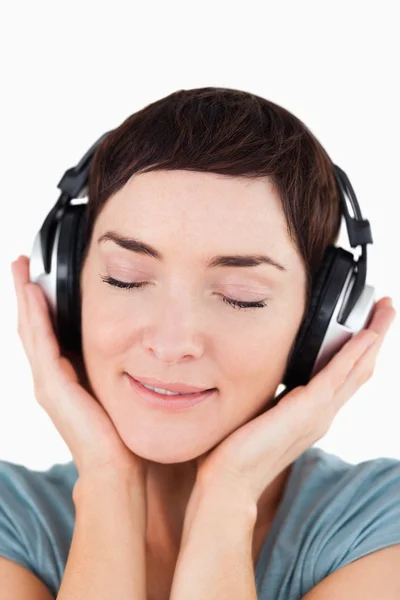 Müzik müzik dinlerken çok mutlu bir kadın portresi — Stok fotoğraf