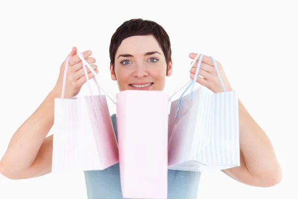 Kendi alışveriş torbaları gösterilen kadın — Stok fotoğraf