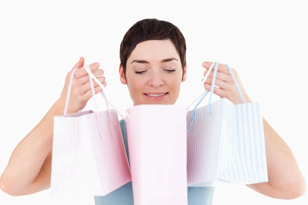 Frau schaut in ihre Einkaufstüten — Stockfoto