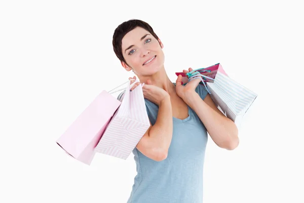 Mulher bonito posando com sacos de compras — Fotografia de Stock